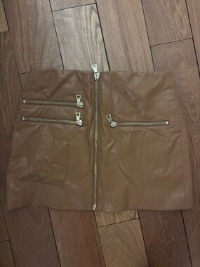 Alice + Olivia Leather Zip Front Mini Skirt in Camel tan/brown, size 8
